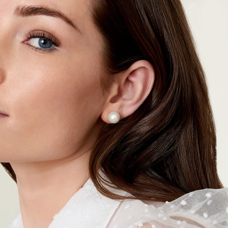 Gifts for Your Girlfriend: Explore Sentiment-bound & Stylish Pearl Stud Earrings  